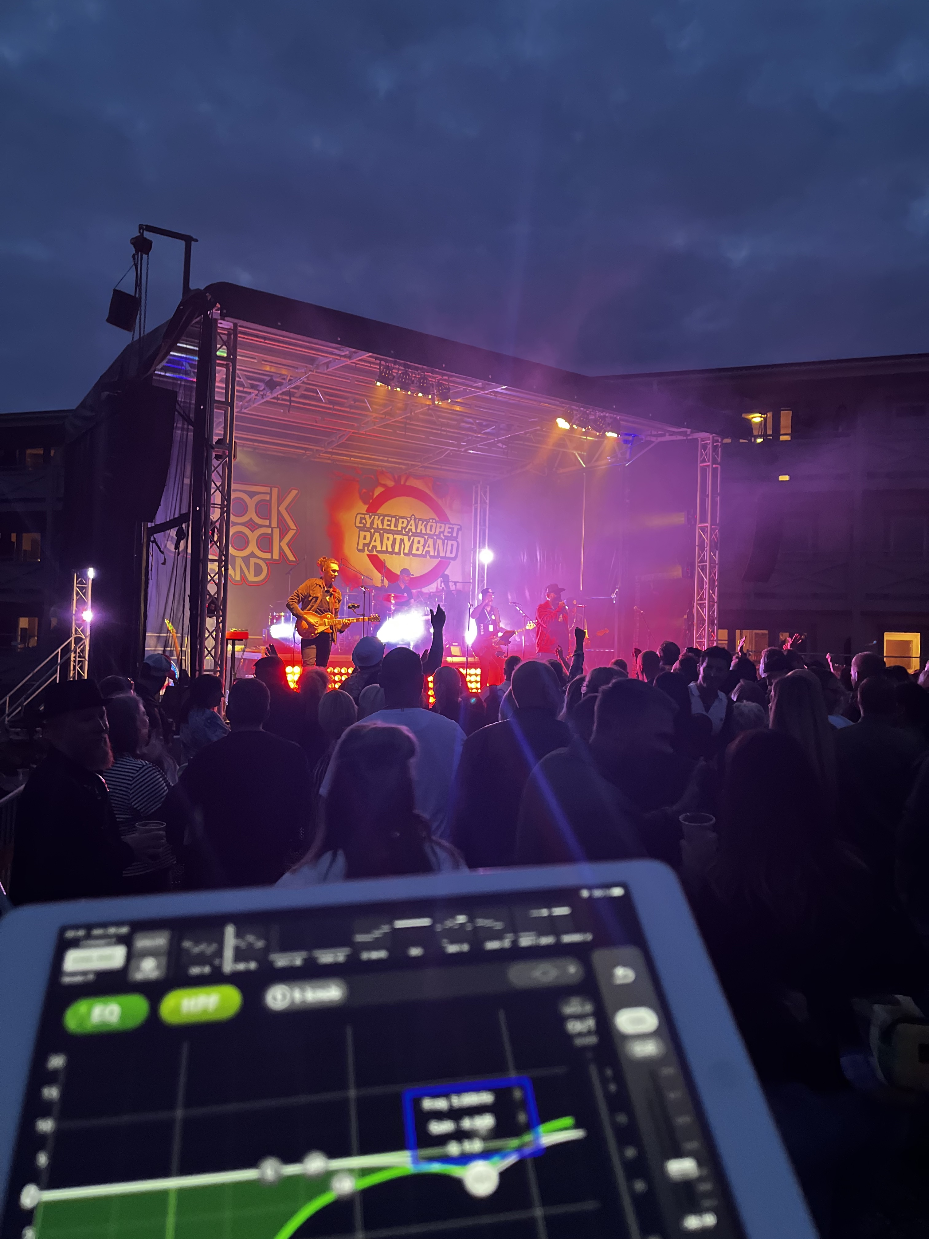 Bild på scen, publik och mix-padda från Pite Havsbad.