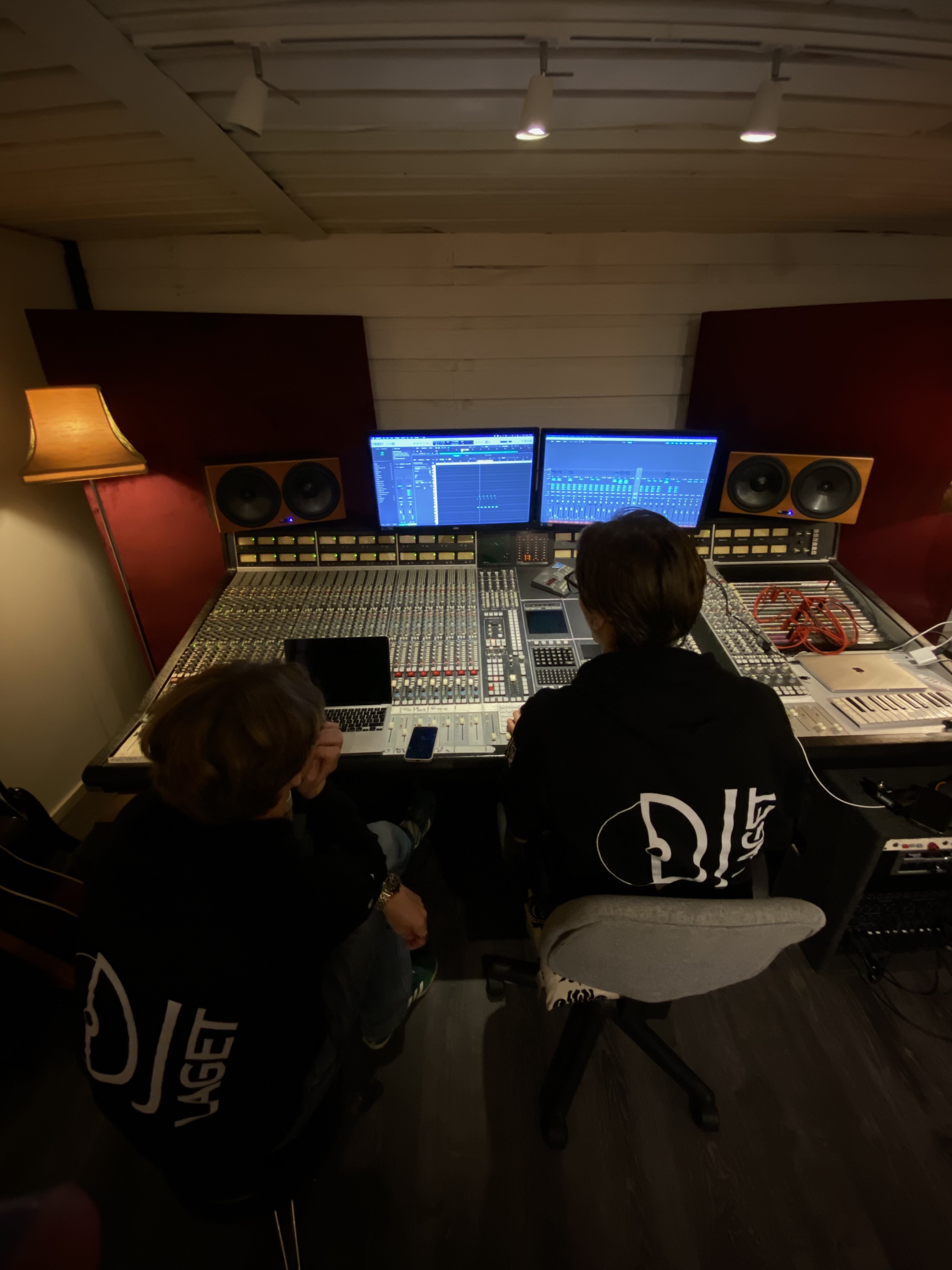 Bild på Arvid Skyttberg och Herman Thallén i studion